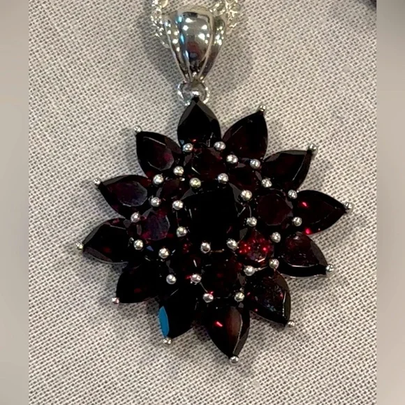 Sterling 13.50 Ct tw Garnet Cluster pendant w/18” magnetic clasp chain. - Picture 5 of 9